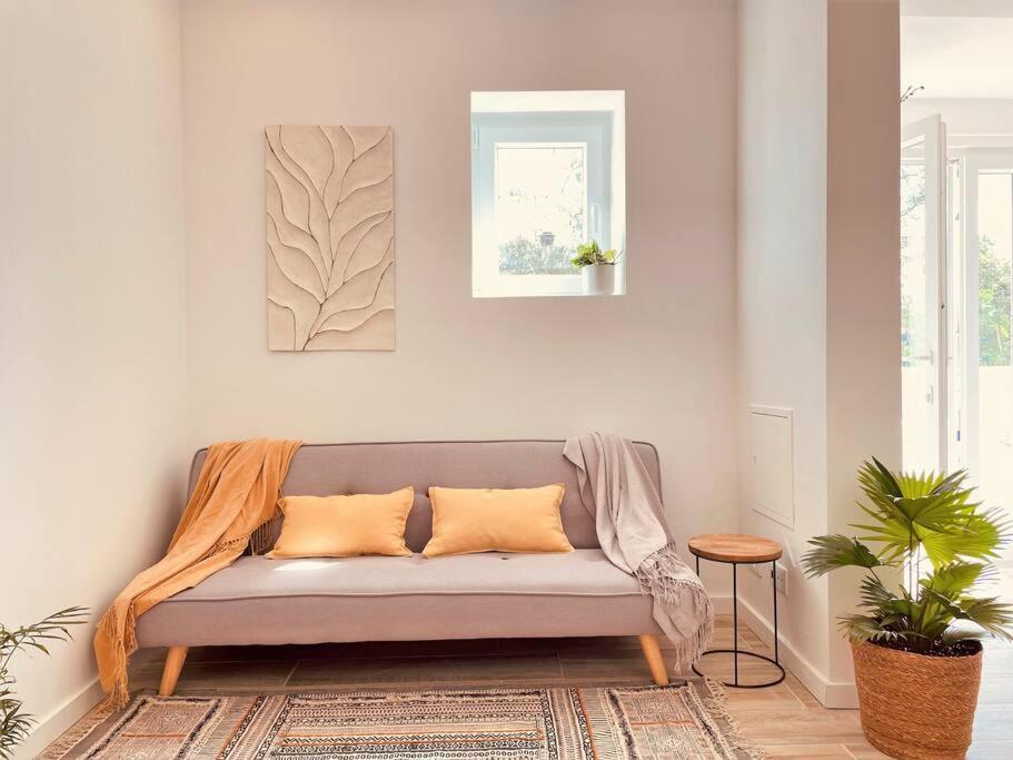 Cozy Apartment With Private Courtyard Barcarena Eksteriør billede