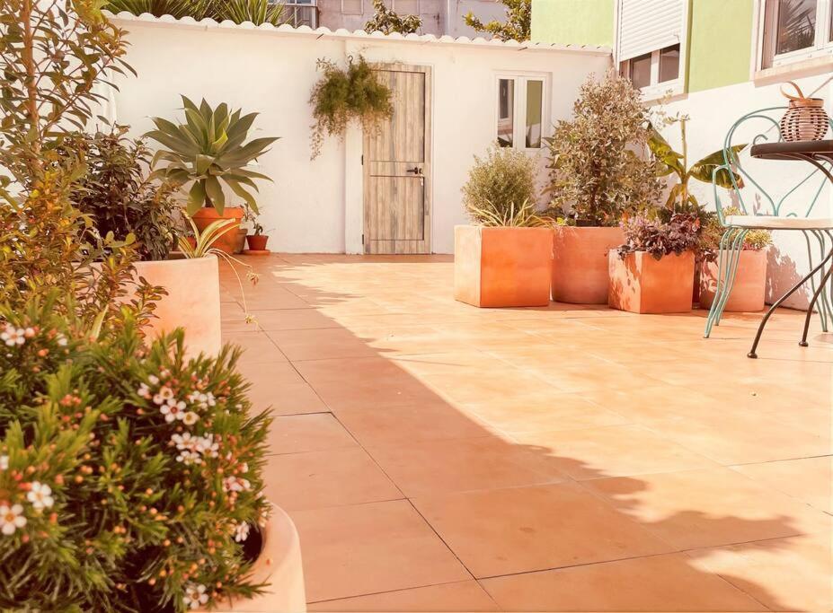 Cozy Apartment With Private Courtyard Barcarena Eksteriør billede