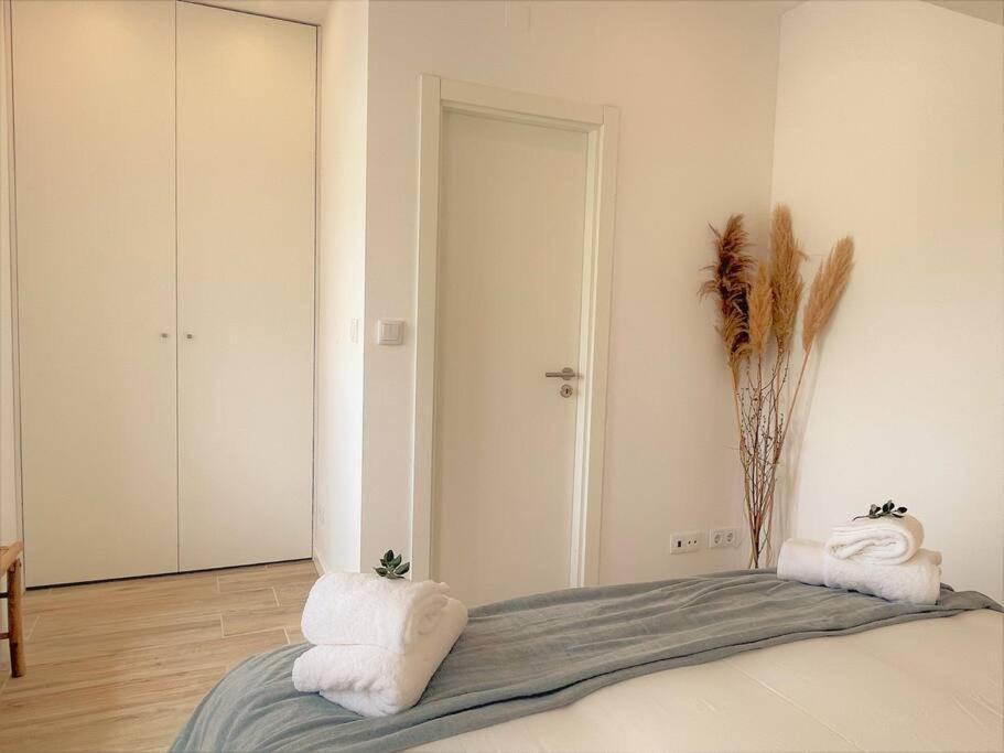 Cozy Apartment With Private Courtyard Barcarena Eksteriør billede